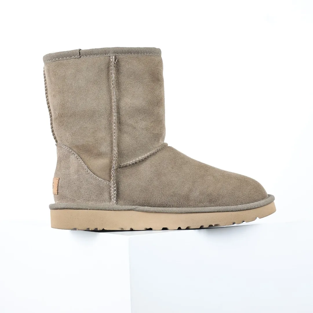 Pick up locally 💰600 Core recommended good price Cashmere insoles are a very suitable choice for keeping warm in winter and at home. In the new year, uug launched a series of styles, which are partially geared towards the preferences of young consumers and have also moved to the forefront of fashion trends. Shoe body material Water-repellent coated suede upper 17mm UGGPURE™ implanted wool insole Lightweight non-slip comfortable rubber outsole With brand LOGO Trademark Comes with a full set of packaging Size: 35 36 37 38 39 40
